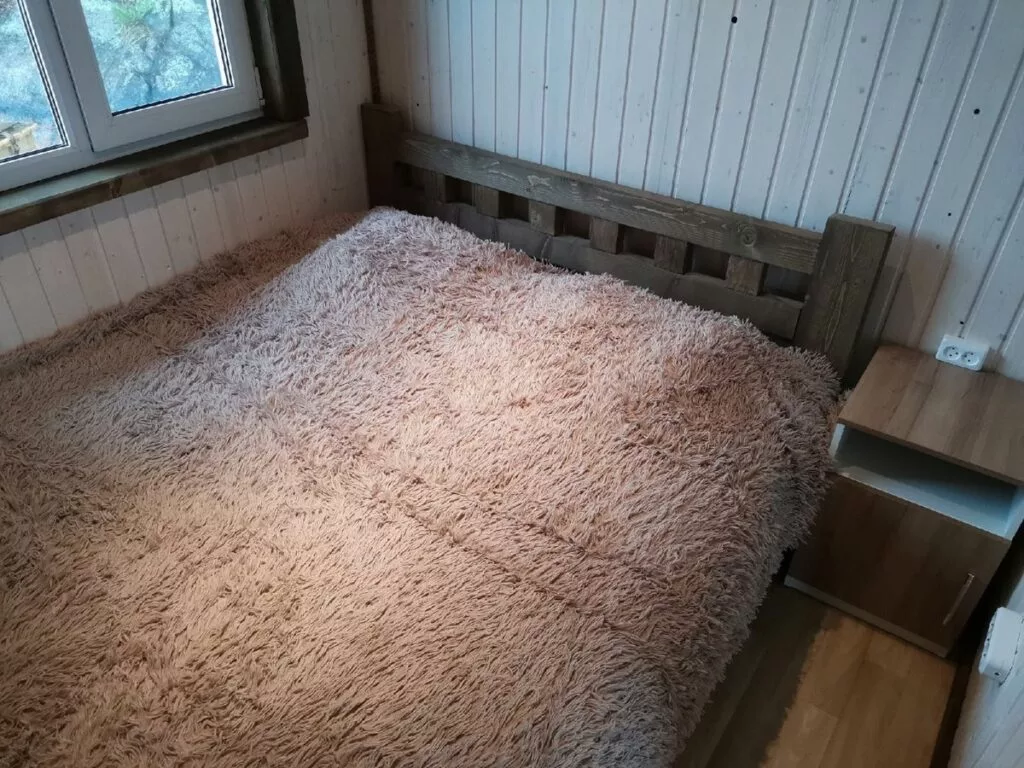 Плавдом «Laatokka» 60 м² с баней и панорамным окном до 4 гостей: спальня с двуспальной кроватью