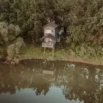 База отдыха Шведские дачи в Царевщине, общий вид: дом на сваях у воды