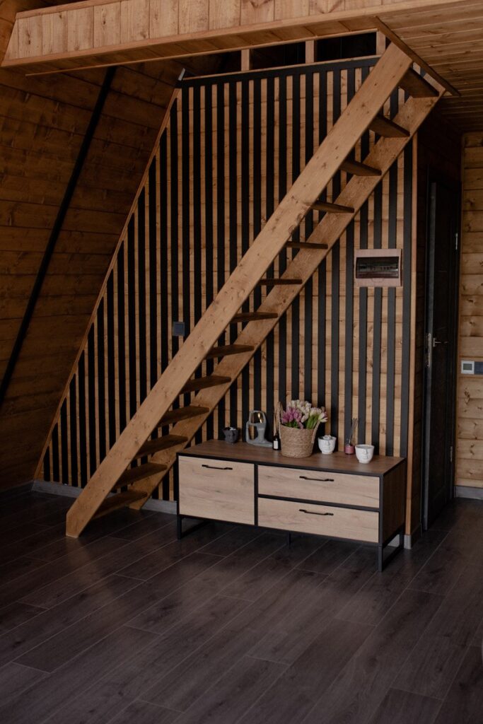 Дом A-Frame «Серый» с баней, чаном и бассейном до 6 гостей: лестница на второй ярус