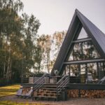 Глэмпинг на Берёзовой в Козельске, общий вид: A-фрейм вечером
