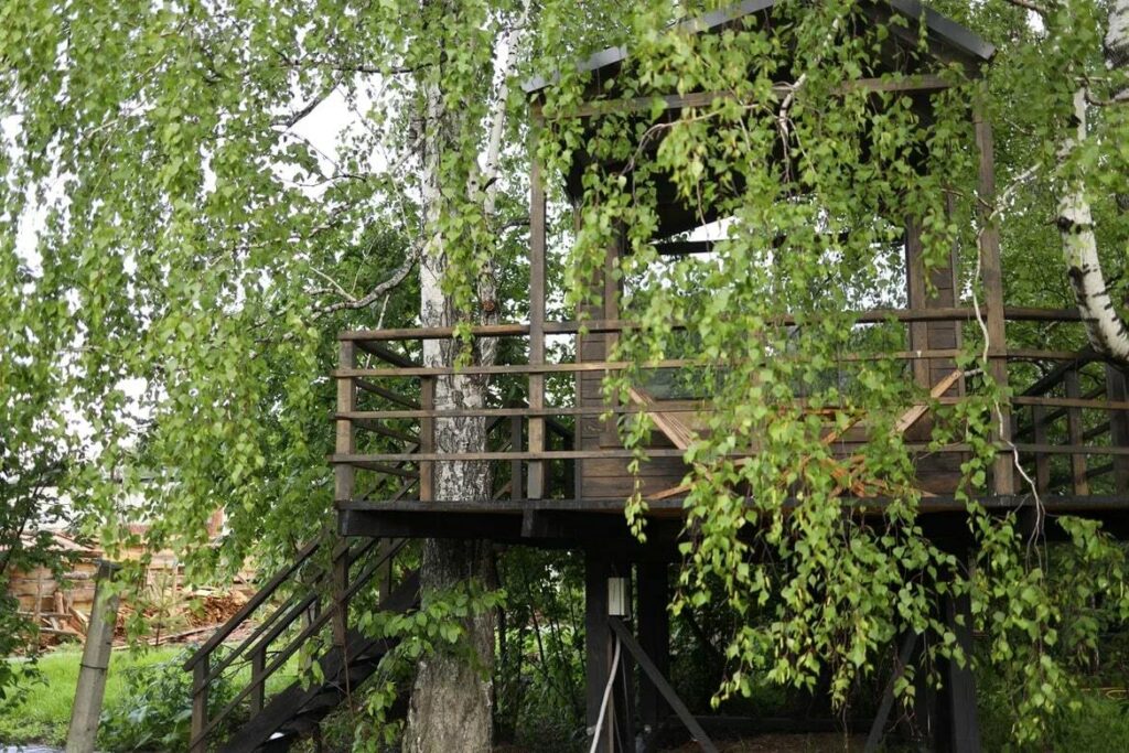 Домик на дереве для двоих с террасой в кронах, Глэмпинг «Проект VOZDUKH» в Истоке: терраса в кронах