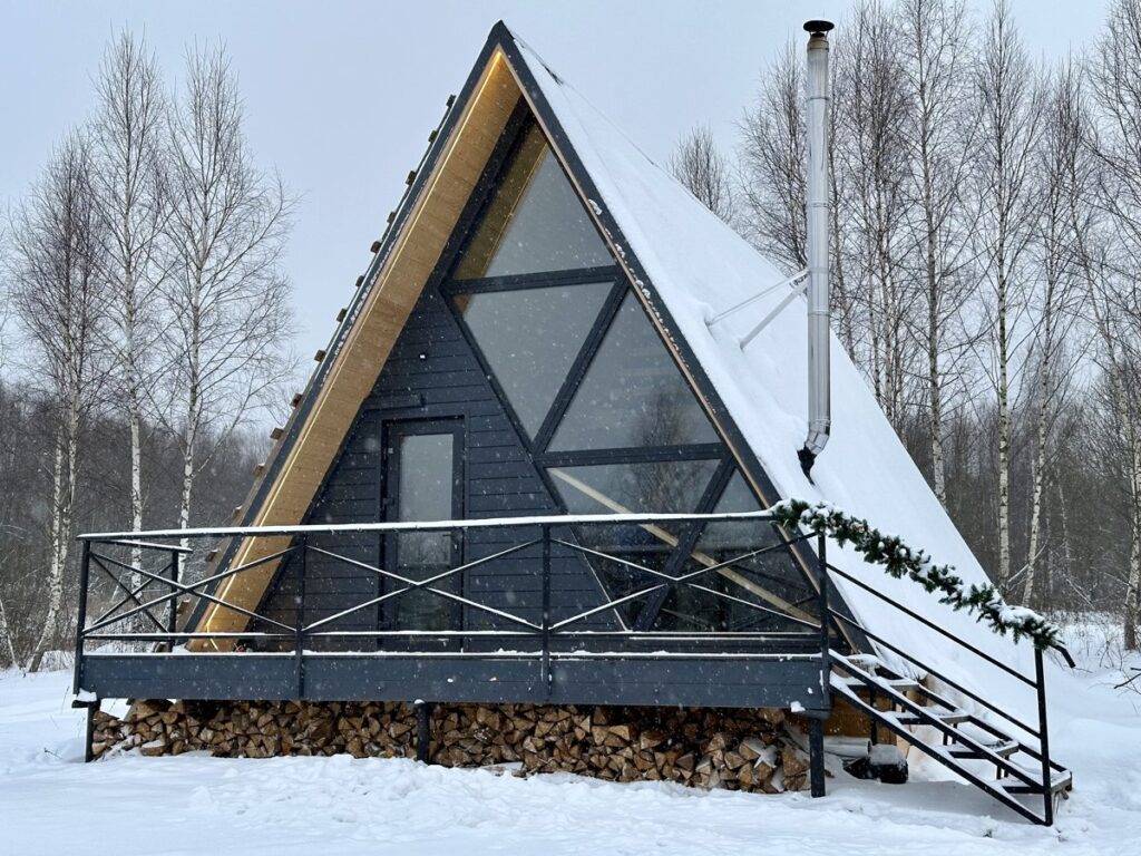 A-фрейм «Космический треугольник» 70 м² с видом на пруд до 6 гостей: A-фрейм зимой