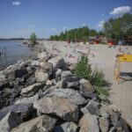 Парк отдыха Звезда на Обском море, общий вид: каменный мол и песок