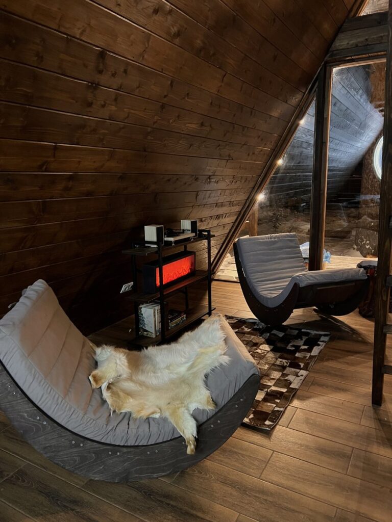 A-frame «Луна» с чаном на дровах до 4 гостей, Глэмпинг «Проект VOZDUKH» в Истоке: зона отдыха