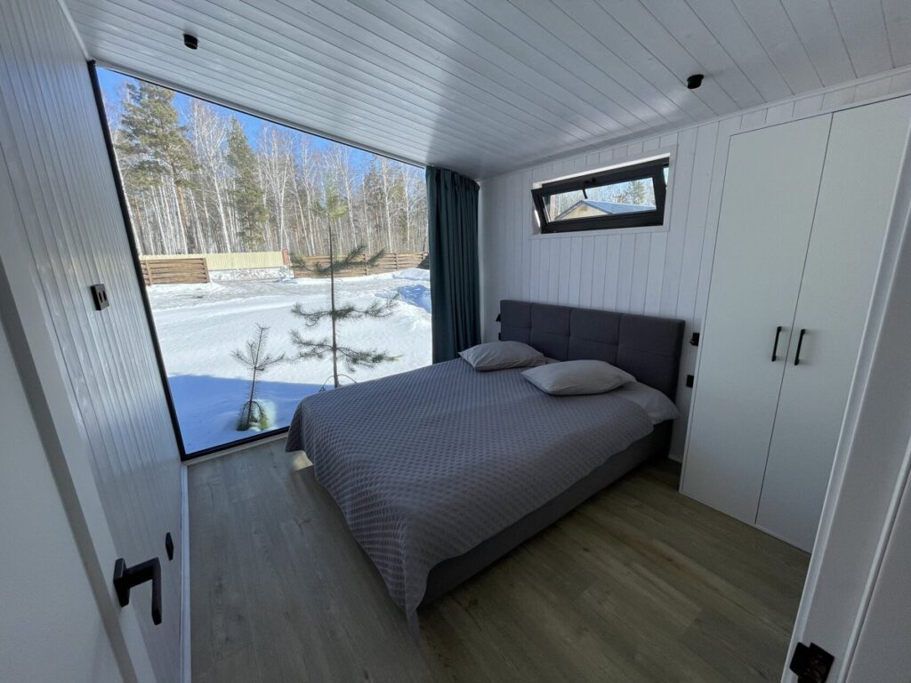 Barn House Glass №8 с остеклённым фасадом до 6 гостей, Парк-отель «Дача» в Верхнем Дуброво: спальня с окном в пол