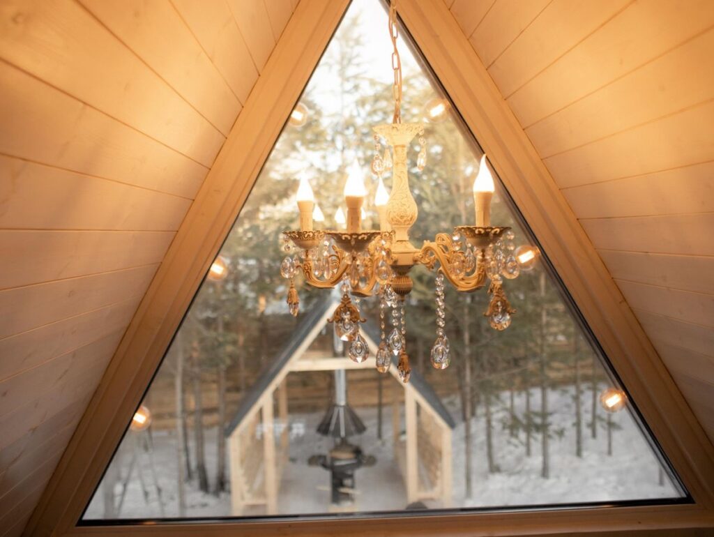 Малый A-frame в светлых тонах с гамаком-сеткой до 4 гостей, A-frame домики Forest Tale в Дегтярске: вид из треугольного окна