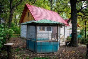 Четырёхместный домик с беседкой и мангалом, таких несколько