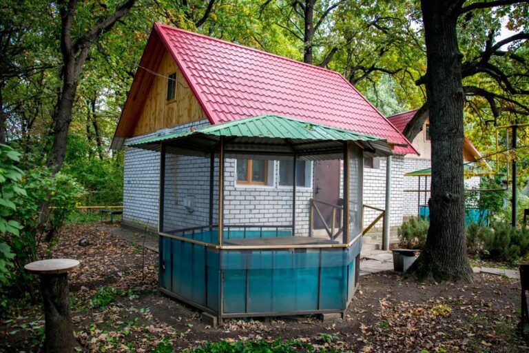 Четырёхместный домик с беседкой и мангалом, таких несколько