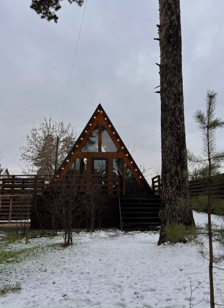 A-frame «Луна» с чаном на дровах до 4 гостей, Глэмпинг «Проект VOZDUKH» в Истоке: A-frame дом зимой