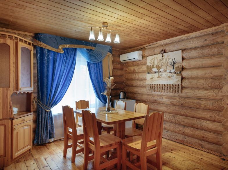 Четырёхкомнатный бревенчатый коттедж 70 м² до 8 гостей: обеденная зона