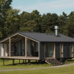 Парк-отель WOOD WOOD WOOD в Бердске, общий вид: дом на опорах в бору