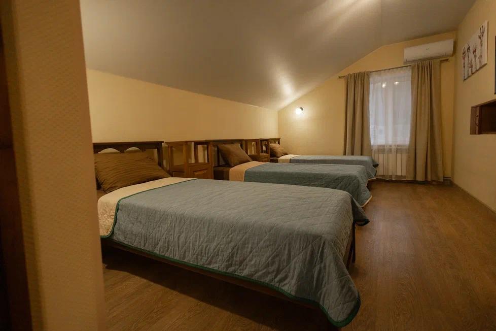 Коттедж «Молодёжка-1» 200 м² до 15 гостей: спальня под крышей