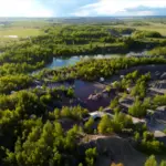Глэмпинг Аномалия у Кондуков, общий вид: карьер и озёра сверху