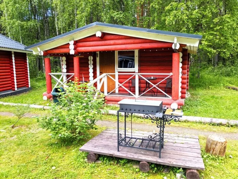 Красный дом с верандой и кухней до 4 гостей