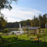 Беседки загородного отеля Регина в Петровском, общий вид: озеро и корпуса отеля