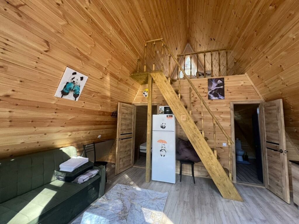 A-фрейм 56 м² с террасой и креслом-коконом до 6 гостей, 3 дома: гостиная и лестница