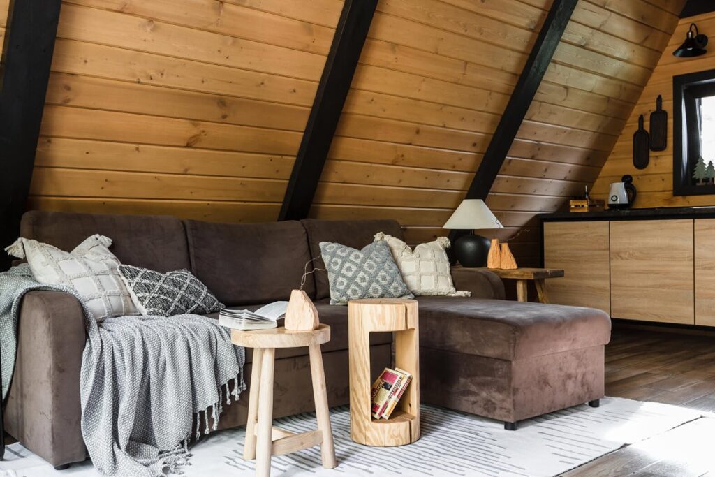 Треугольный A-frame 45 м² с купелью и гриль-очагом, четыре одинаковых: гостиная с диваном
