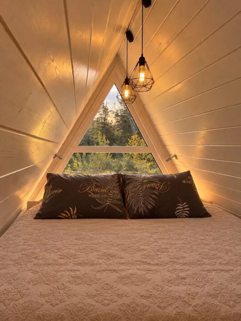 A-frame «Фауна» 46 м² с чаном и костровой чашей до 4 гостей: спальня под скатом крыши