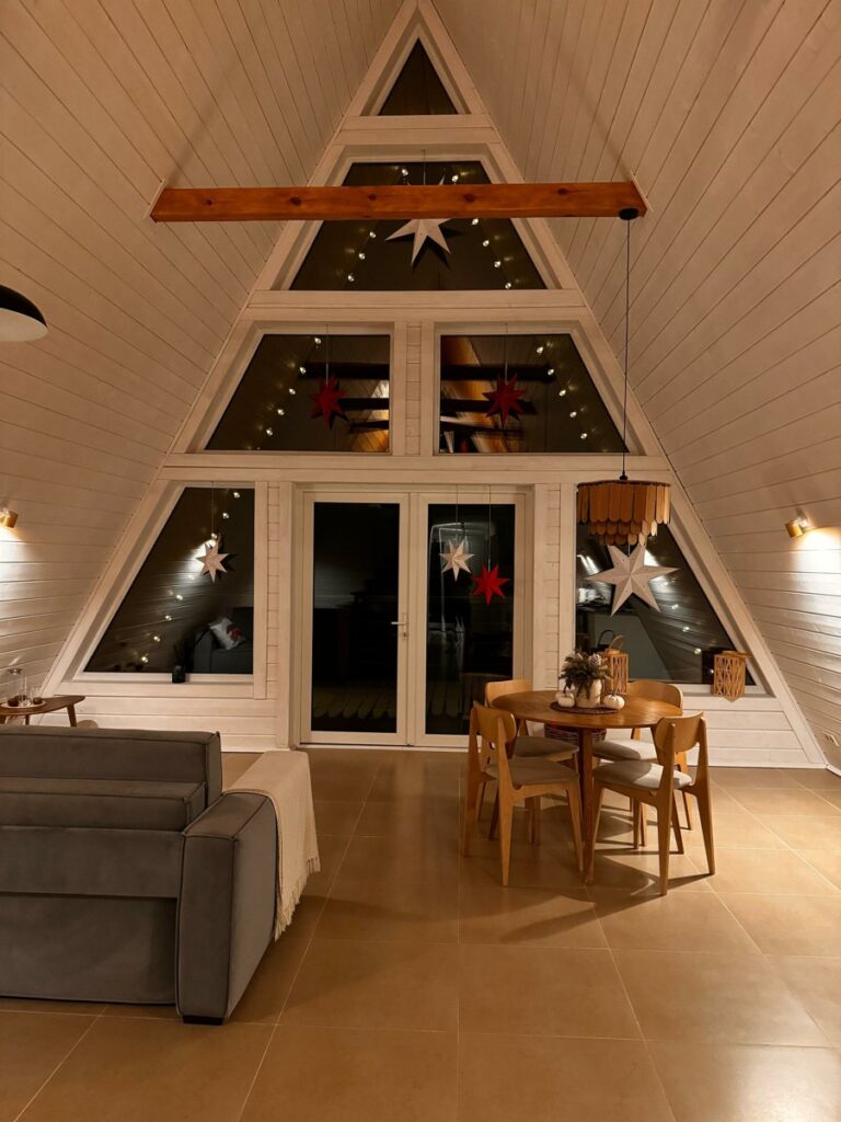 Большой A-frame дом 90 м² с двумя спальнями и проектором до 4 гостей: гостиная с панорамным окном