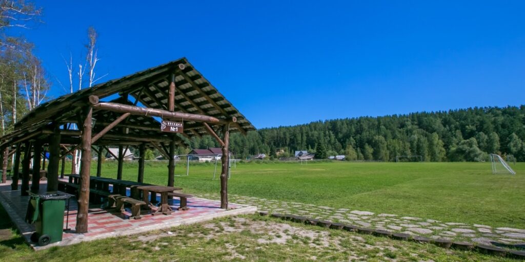 15 открытых беседок в берёзовой роще для компаний до 100 человек: большая беседка у поля