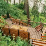 Эко-отель AYAT River на Катуни у Манжерока, общий вид: терраса над обрывом