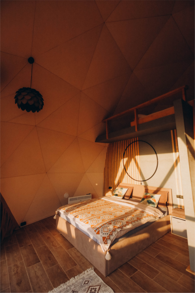 Деревянный купол Sphere 40 м² у реки с купелью до 6 гостей: кровать под куполом