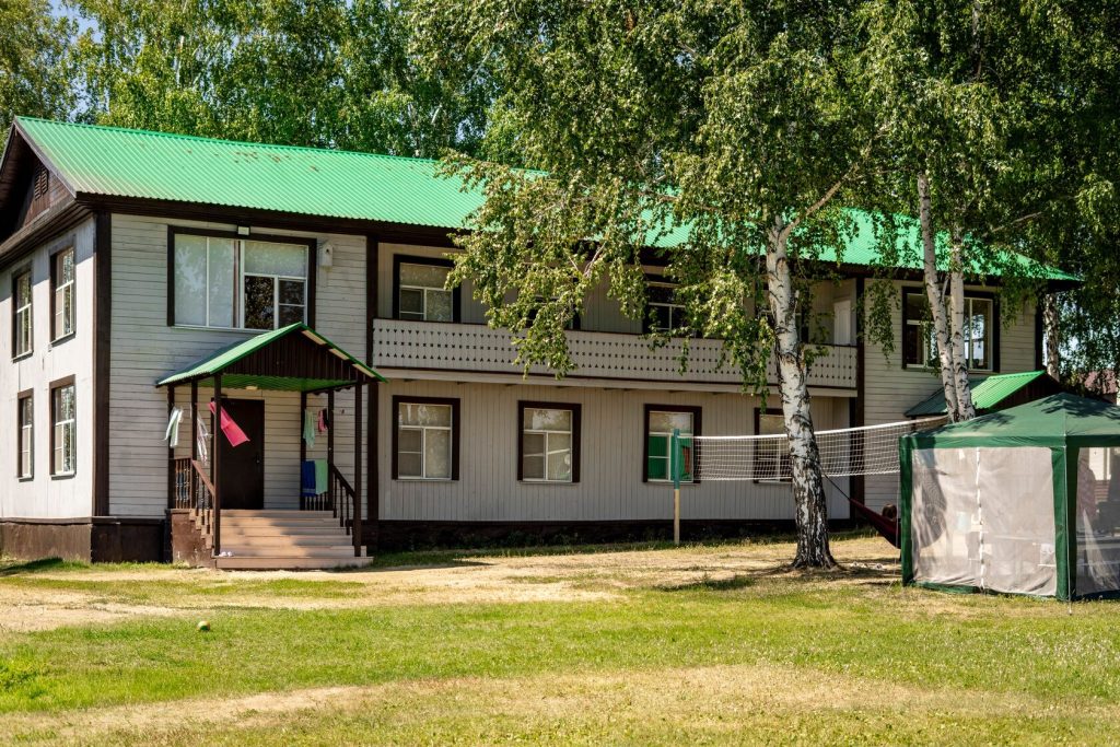4-местный номер в корпусе базы отдыха «Полянка» у Обского моря