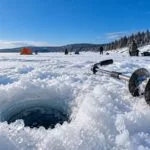 Зимняя рыбалка в Подмосковье: где ловить, какой лёд безопасен и где остановиться