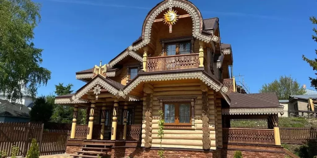 Большой Эко Терем 120 м² на берегу озера Неро с тремя спальнями до 8 гостей: крыльцо терема