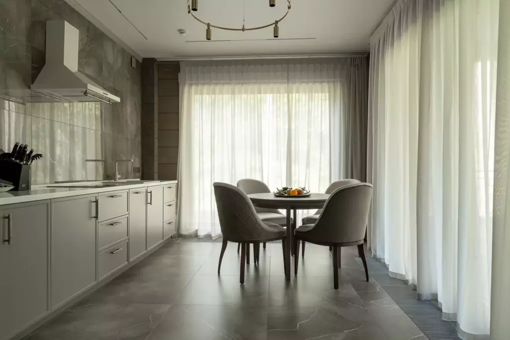 Вилла «Альсеида» 494 м², три этажа и шесть спален, до 12 гостей: кухня