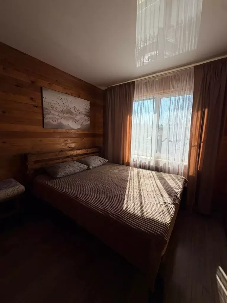 Двухэтажный коттедж с сауной и джакузи до 16 гостей, Глэмпинг Magicwood в Каштакском бору: спальня