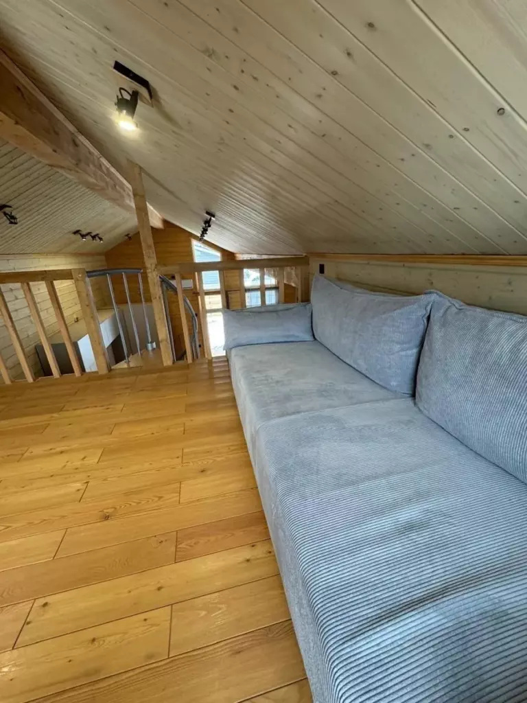 Дом «Горный» с сауной и лофт-этажом до 11 гостей, Дома Rent Hut в Елагино: лофт-этаж с диваном