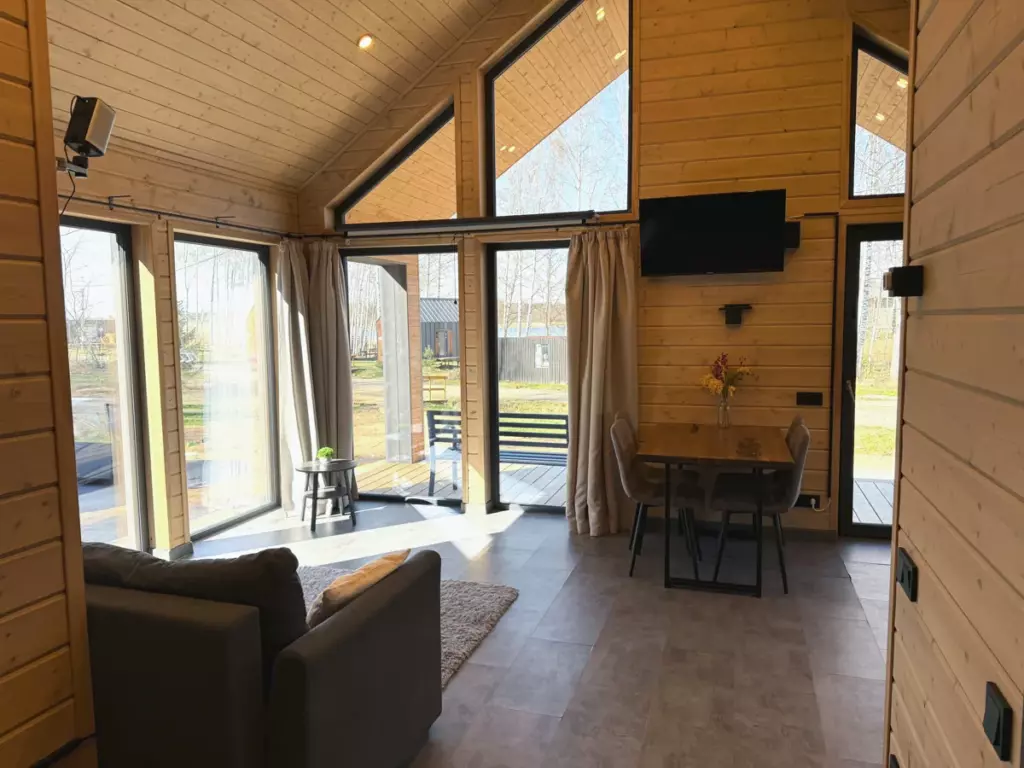 Barn Family с двумя спальнями и проектором для семьи до 6 гостей: гостиная с высоким потолком