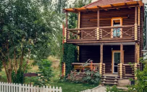 Бревенчатая «Изба» с балконом и мансардой, до 6 гостей