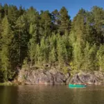 Коттеджи Хутор Микли у Лахденпохьи, общий вид: скалы над водой и лодка