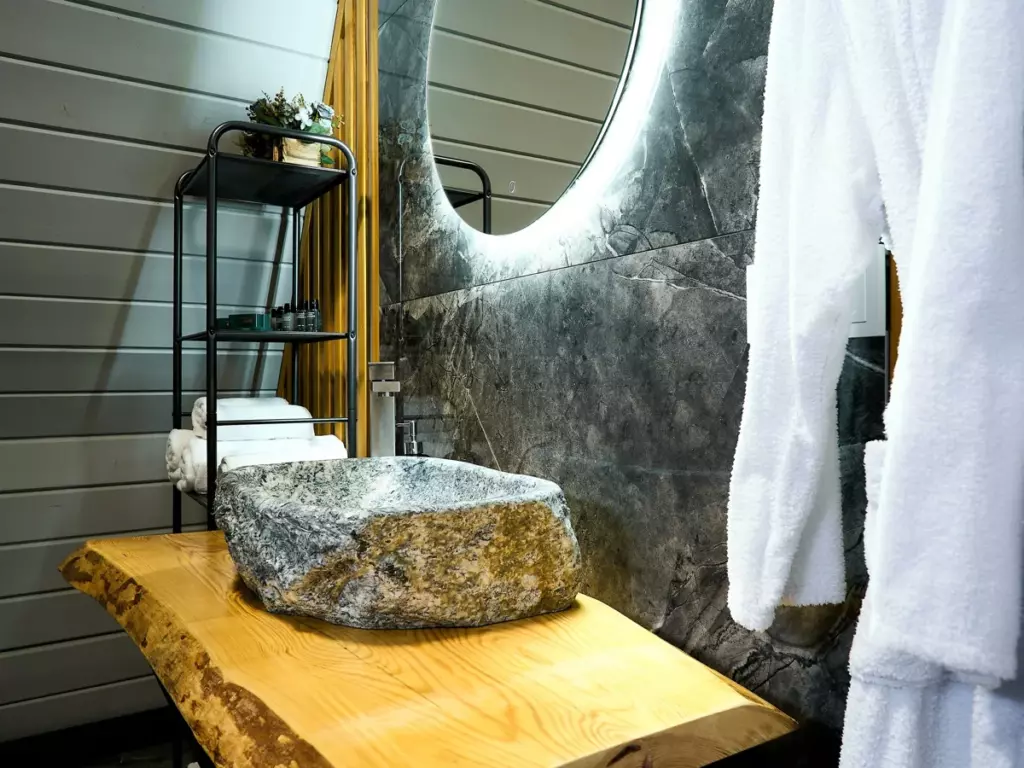 А-фрейм GREY LUXE с сибирским чаном до 4 гостей: ванная с каменной раковиной