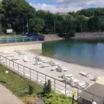 База отдыха Лесное озеро в Верхнерусском, общий вид: пляж с шезлонгами у озера