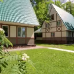 Парк-отель Дубрава на Красноглинском шоссе, общий вид: коттеджи на лужайке