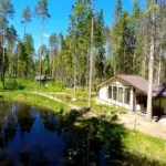 База отдыха Ильичево на озере Длинное, общий вид: дом у лесного озера