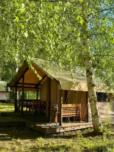Сафари-тент 17,5 м² с двумя двуспальными кроватями и мангальной зоной до 4 гостей