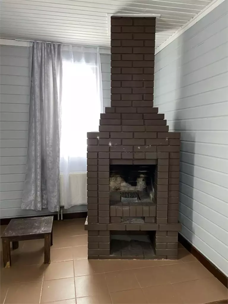 Двухэтажный коттедж 106 м² с тремя спальнями и кухней до 6 гостей: камин у стены