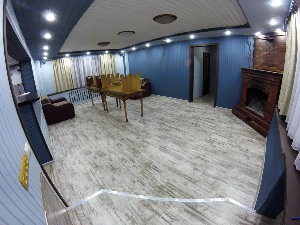 Большой коттедж с камином и выходом в баню до 10 человек: зал с камином