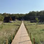 Эко-парк Аура в станице Смоленская, общий вид: деревянная дорожка через парк