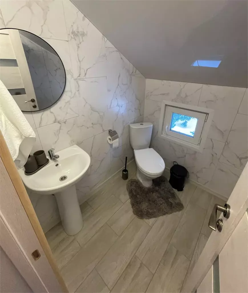 Двухэтажный Black House 120 м² с тремя спальнями, балконом и беседкой до 5 гостей: санузел