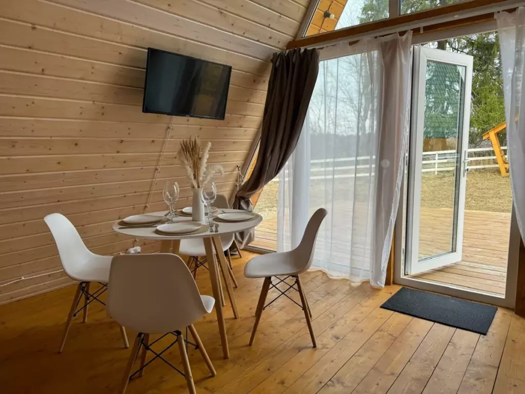 А-фрейм Small 40 м² с печью-камином до 4 гостей: гостиная с телевизором