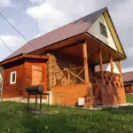 База отдыха Красный Ключ, общий вид: дома среди деревьев