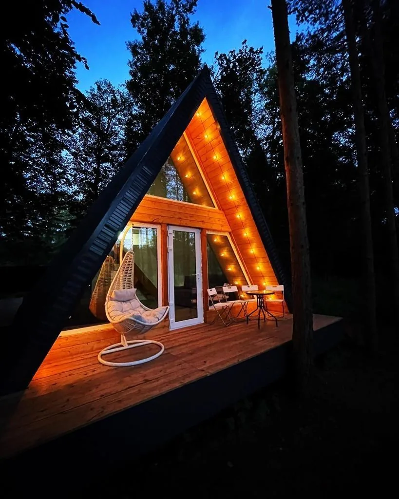 A-Frame №2 «White» с банным чаном до 7 гостей, Загородный комплекс «Черёмушки»: А-фрейм вечером