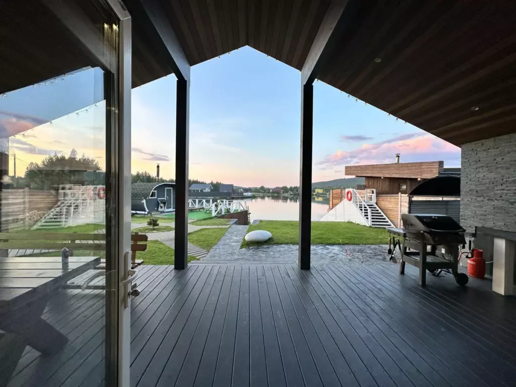 Дом House.dolina с баней-бочкой на пирсе до 12 гостей: веранда с видом на воду