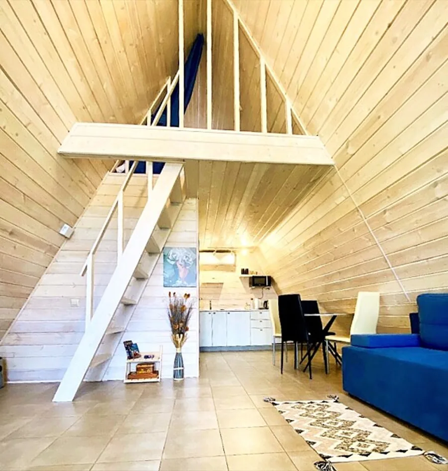 A-Frame домики с банным чаном для двоих: гостиная со вторым ярусом