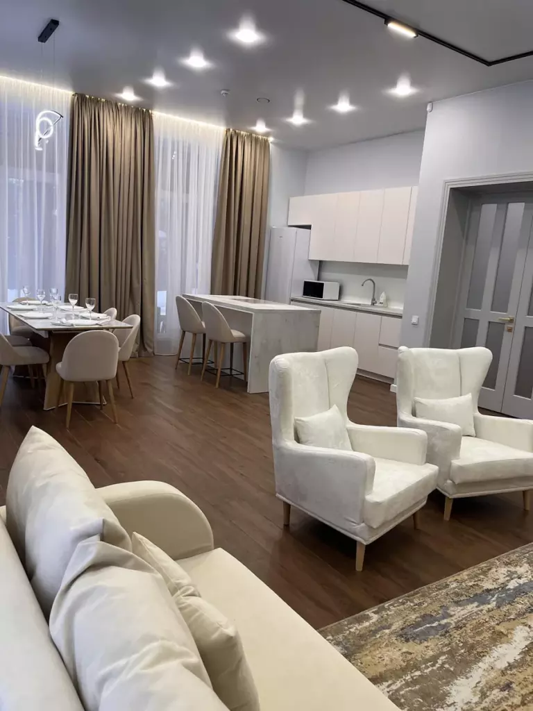 Коттедж «Максимус» 170 м² с сауной и гриль-верандой до 17 гостей: гостиная с креслами